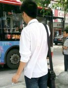  公交車站臺等車你“控制住”了嗎？ 