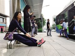  公交站臺坐凳高度只有20厘米是設(shè)計缺陷還是創(chuàng)新？ 